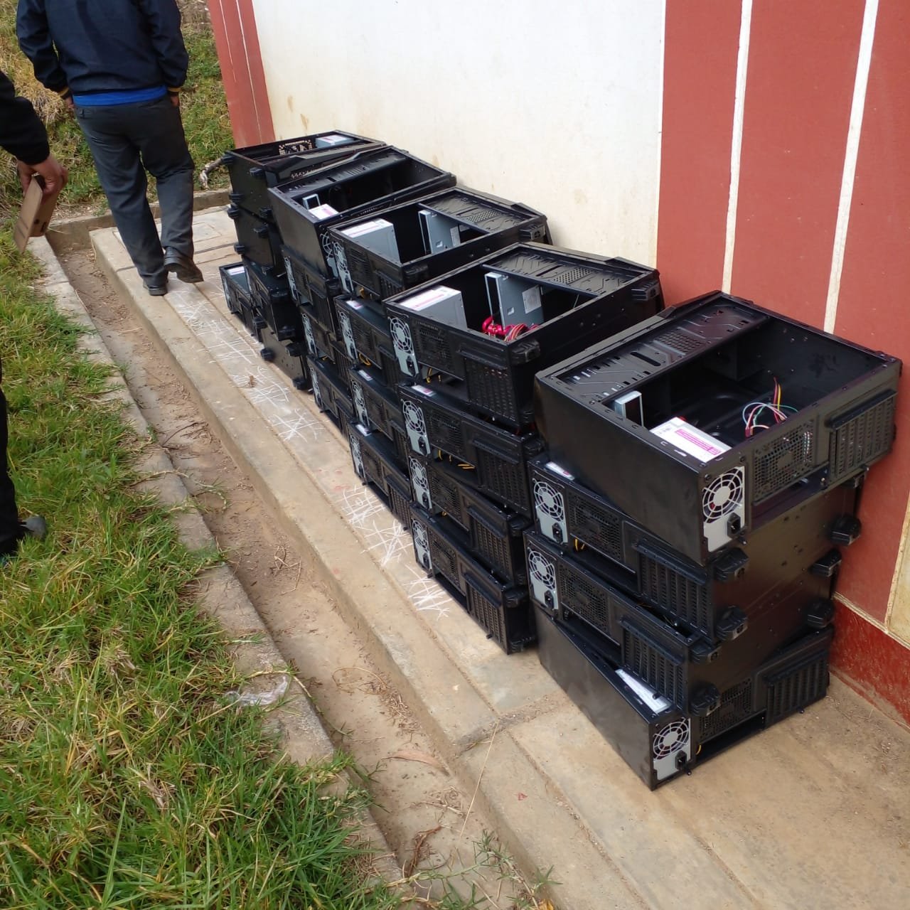 Delincuentes dejan sin computadoras a escolares del poblado de Colquillas en Yarowilca