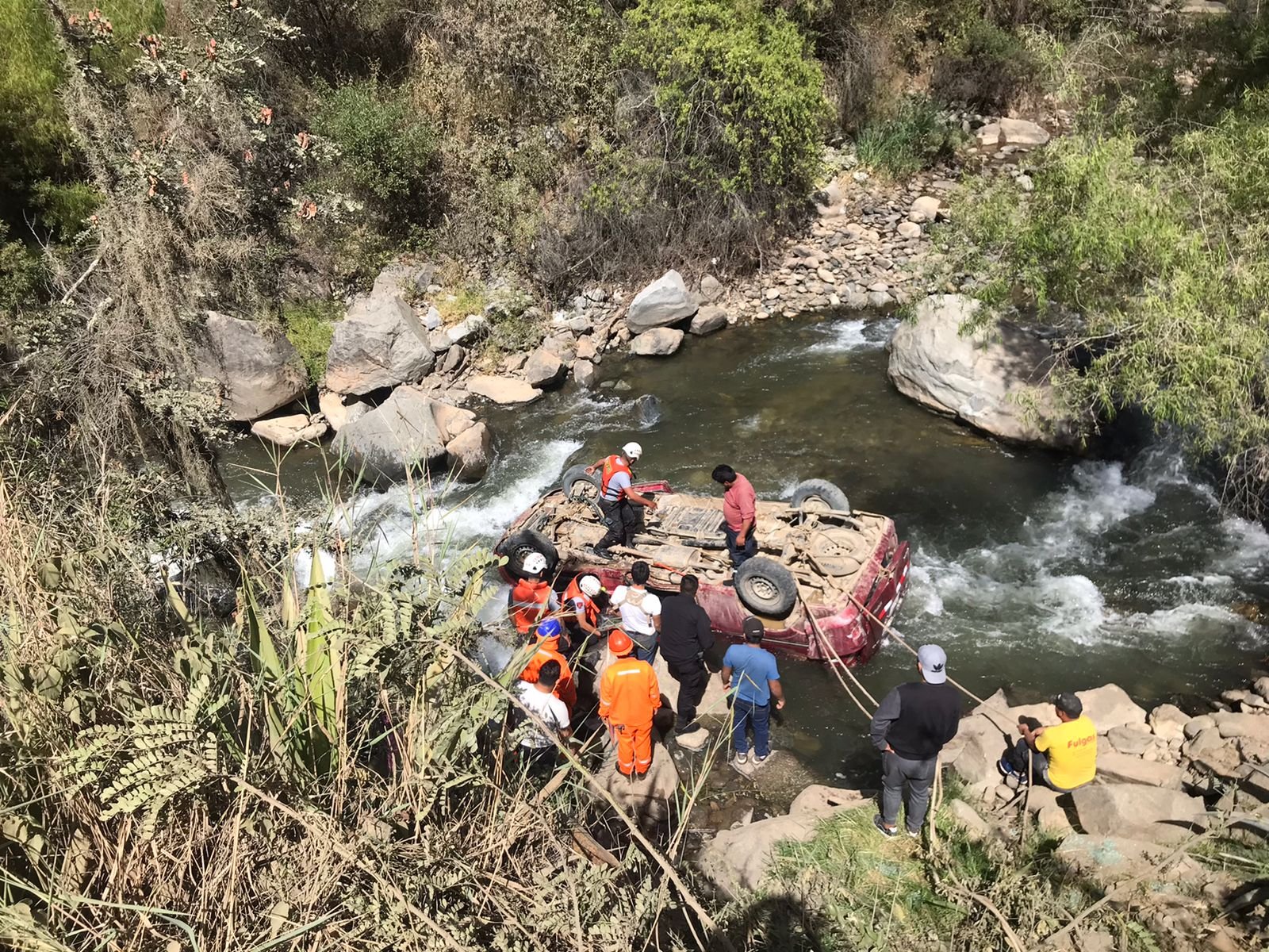 Caída de una minivan al río Yarumayo dejó dos muertos y cuatro heridos