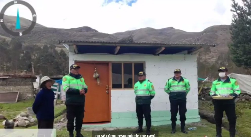 Policias construyen su casa a una anciana de 75 años que fue abandonada por su familia (Video)