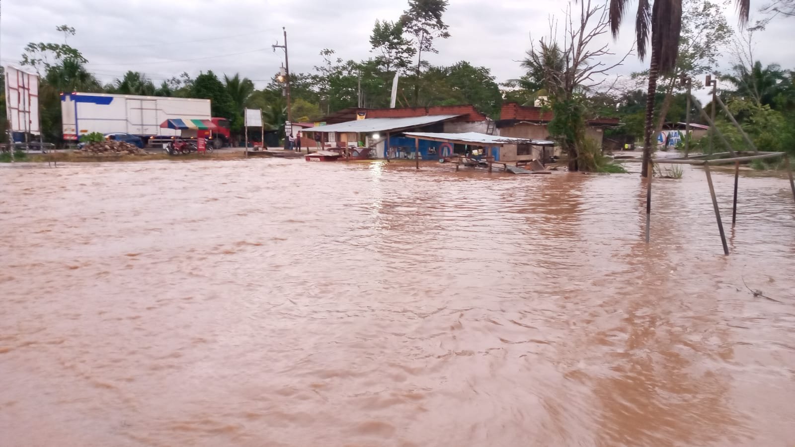 Lluvias causaron desborde del río Negro e inundación en poblados de Pucayacu
