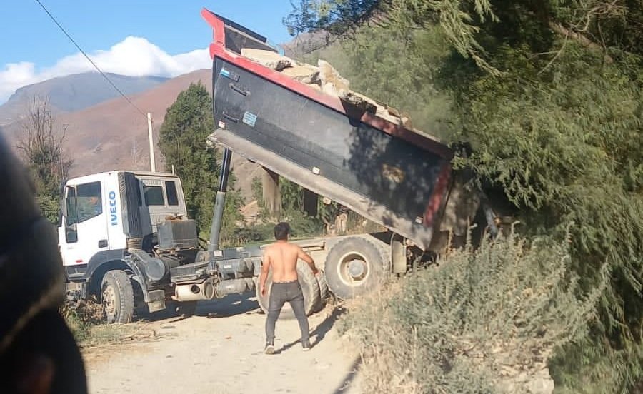 Sorprenden a hermanos arrojando desmonte al río Huallaga