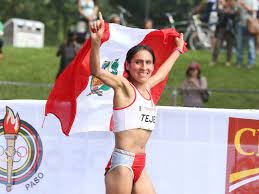 Gladys  gana medalla de oro en maratón