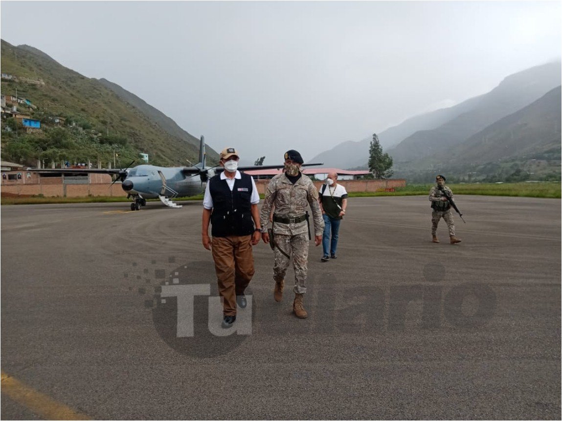 Fiscalía investiga a ministro de Defensa por trasladar a sus hijas en avión oficial a Huánuco