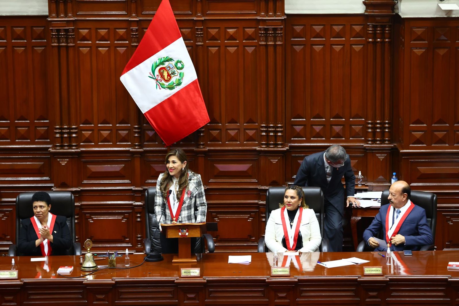 Nueva presidenta del Congreso ofrece diálogo y consenso