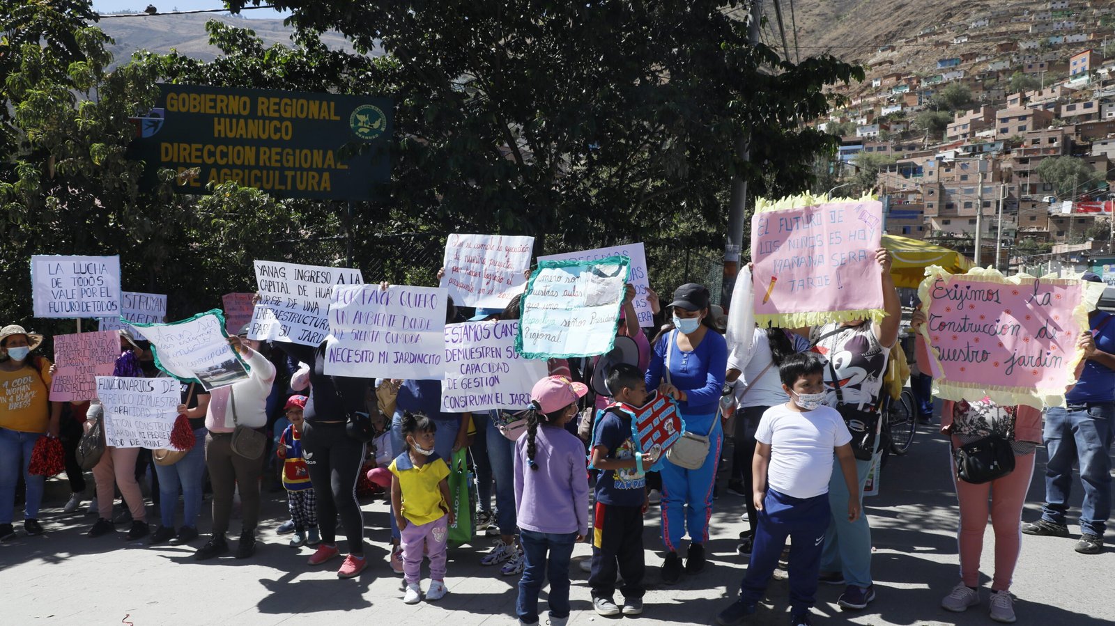 Niños, profesores y padres del jardín ‘Mi Pequeño Mundo’ de Yanagn exigen construcción de nueva infraestructura educativa