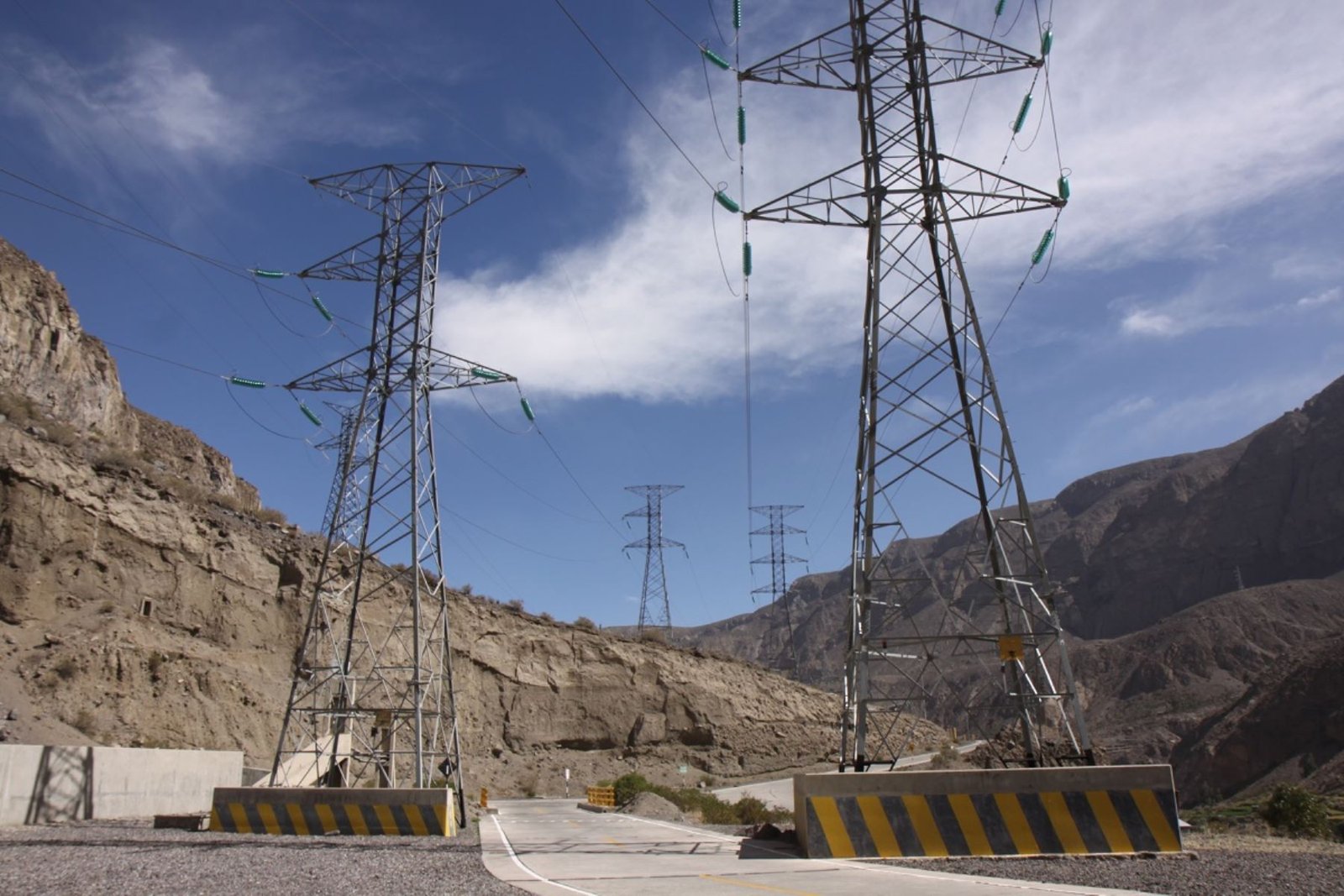 Convocan a licitación proyectos eléctricos por US$ 611 millones que beneficiará a siete regiones