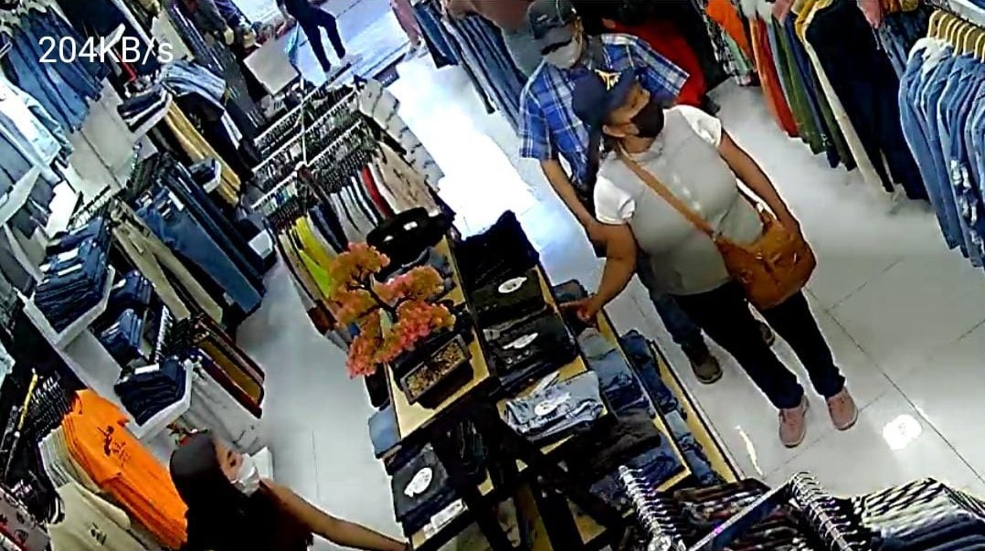‘Tenderos’ quedaron grabados cuando robaron  prendas de une tienda (VIDEO)