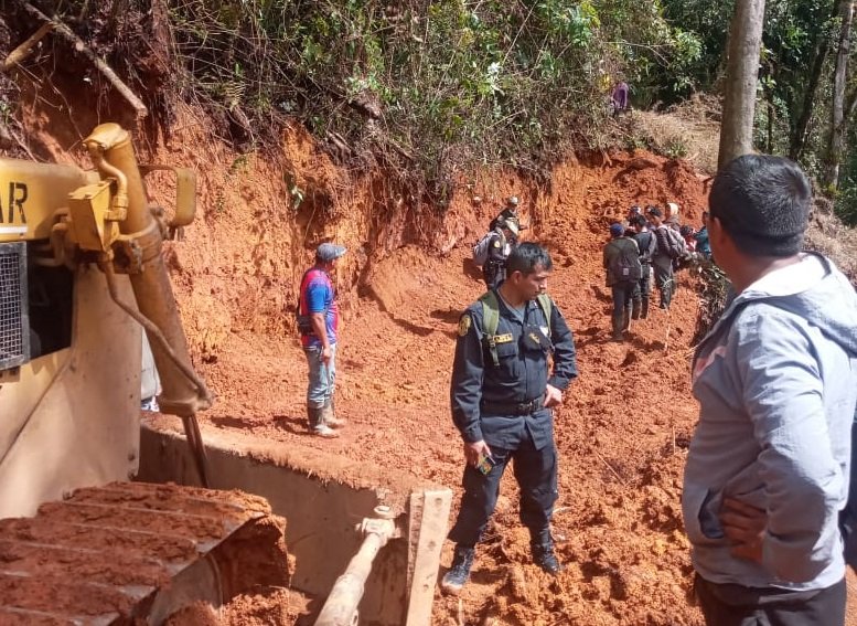 Policías sorprenden a pobladores haciendo trocha carrozable en bosque protegido
