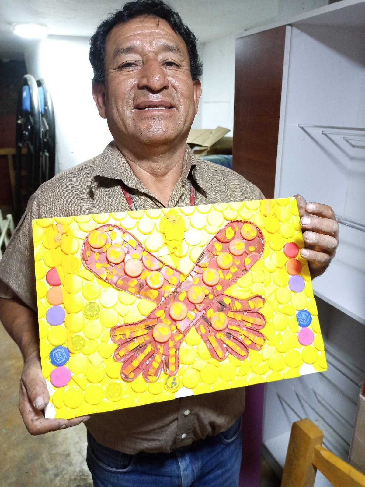 Moisés Ramos, un maestro en el puntillismo y en el arte con materiales reciclados y basura