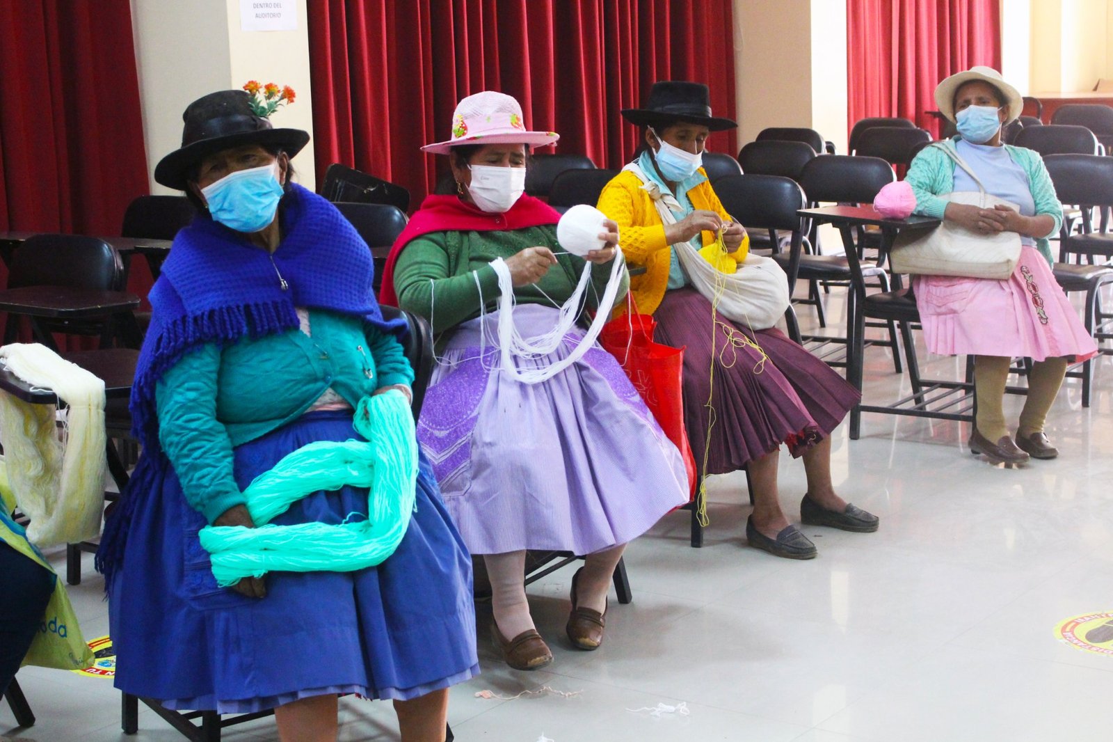 Adultas mayores participan en taller de tejido y bordado en Ambo