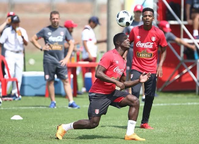 Selección peruana entrena con equipo completo