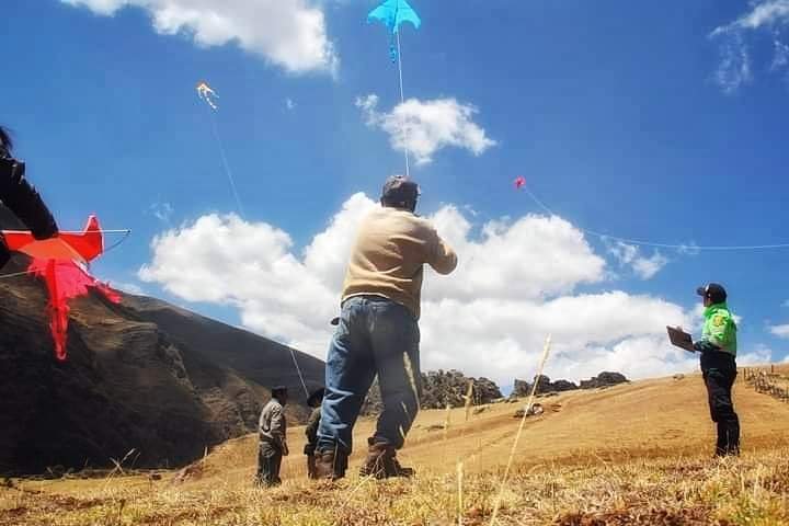 Adultos mayores participaron de singular concurso de vuelo de cometas en Ticlacayan
