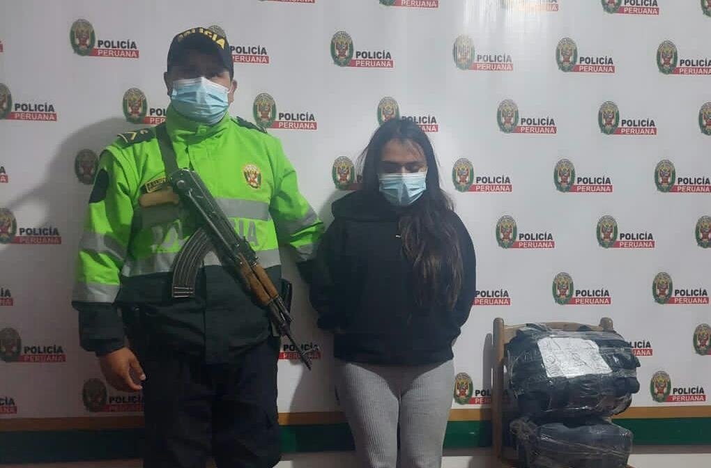 Sorprenden a pasajera trasladando 11 kilos de cocaína en su equipaje de mano