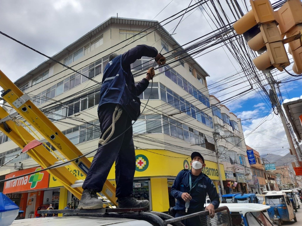 Empresas de telefonía y electricidad deben retirar cables aéreos en desuso