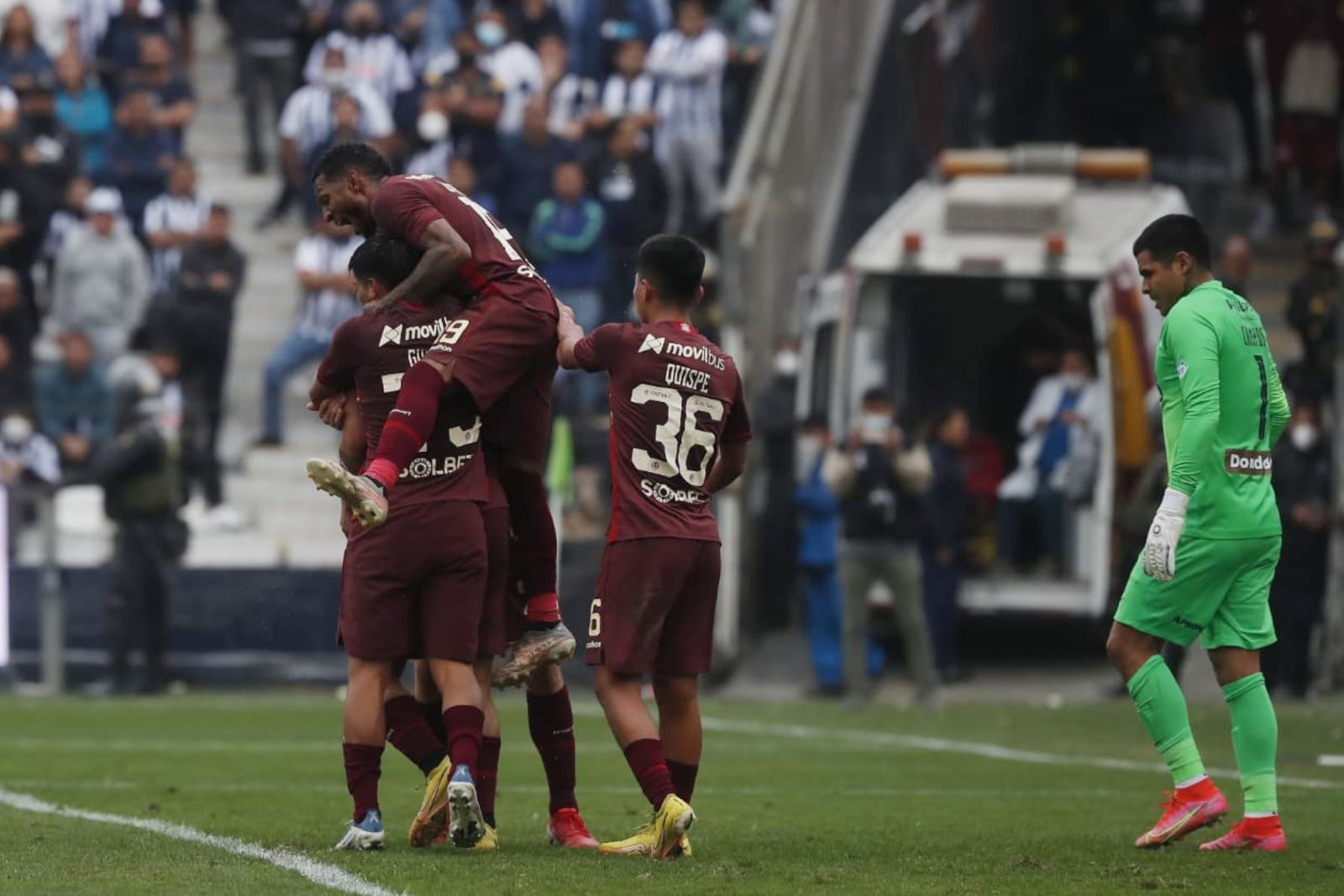 Universitario se hizo del clásico y le ganó 2-0 a Alianza Lima, en Matute