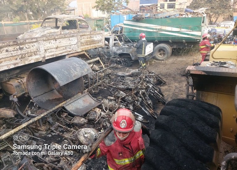 Voraz incendio deja calcinados 92 motos en depósito de la municipalidad de Huánuco