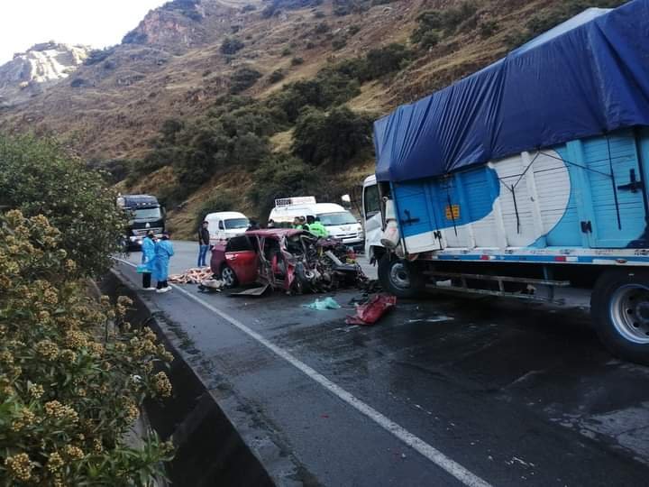 Choque de auto con camión en la carretera Central dejó tres muertos y dos heridos