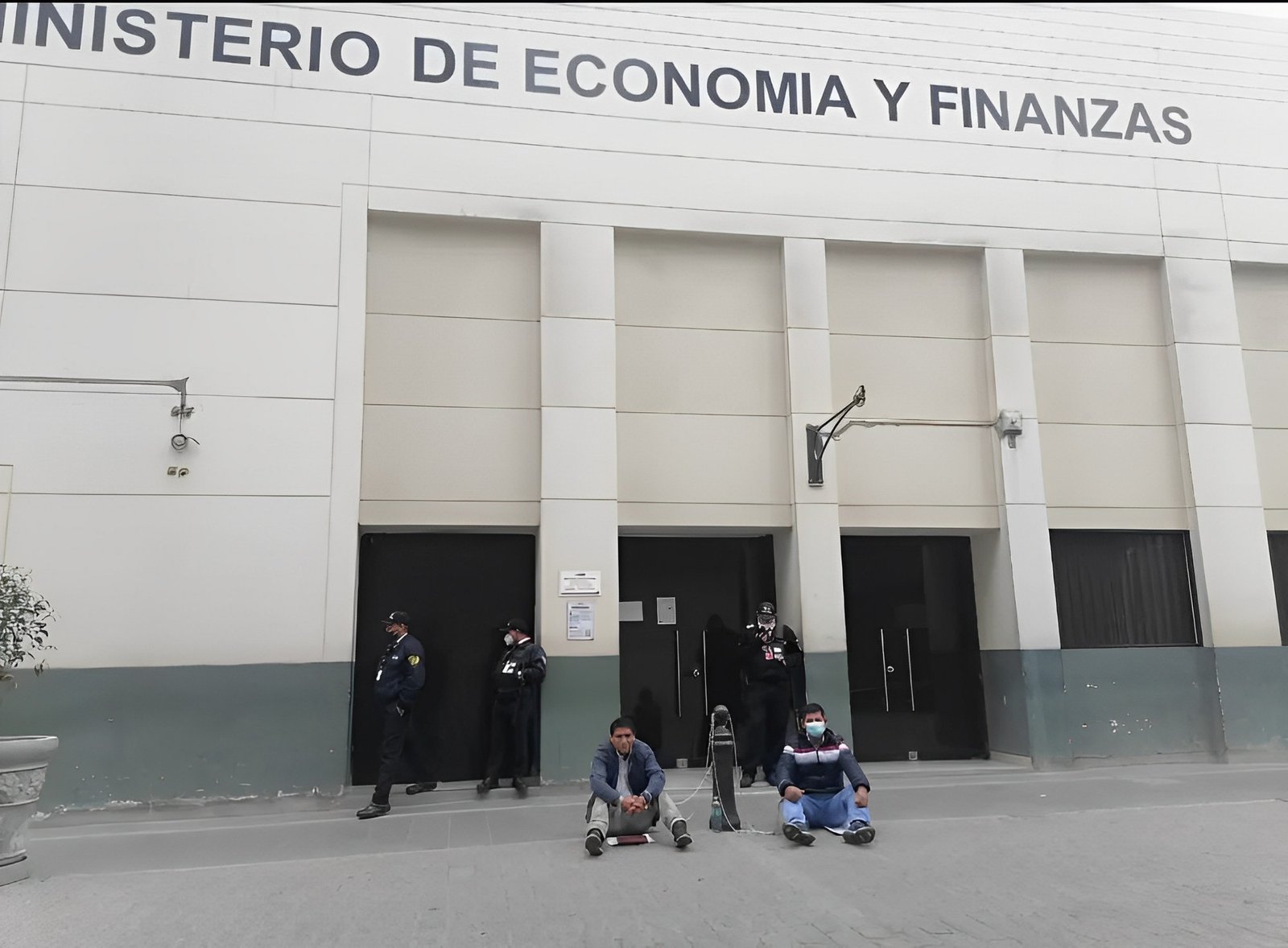 Alcaldes de Cholón y La Morada se encadenan en puerta del MEF exigiendo presupuesto para sus proyectos