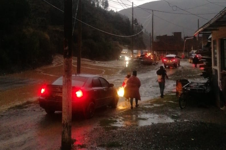 Pase vehicular restringido por huaico en la vía Central Ambo – San Rafael