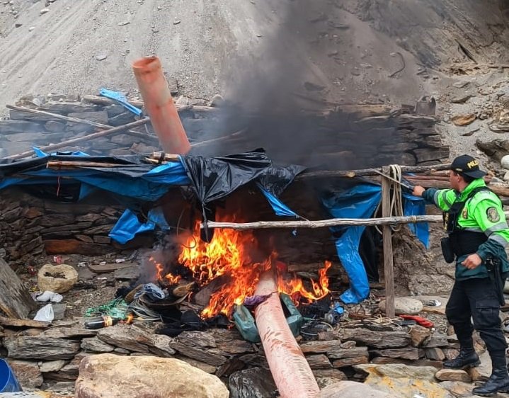 Policía y fiscalía realiza operativo contra la minería ilegal en Chavin de Pariarca