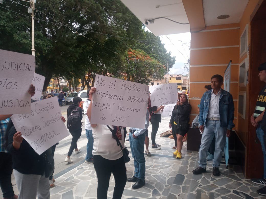 Familiares de cantante asfixiado protestan por liberación de sereno