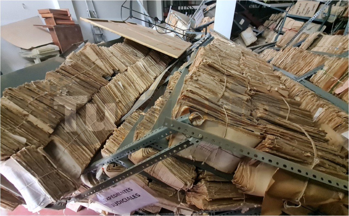 Antiguos anaqueles con documentos del Archivo Regional de Huánuco colapsaron