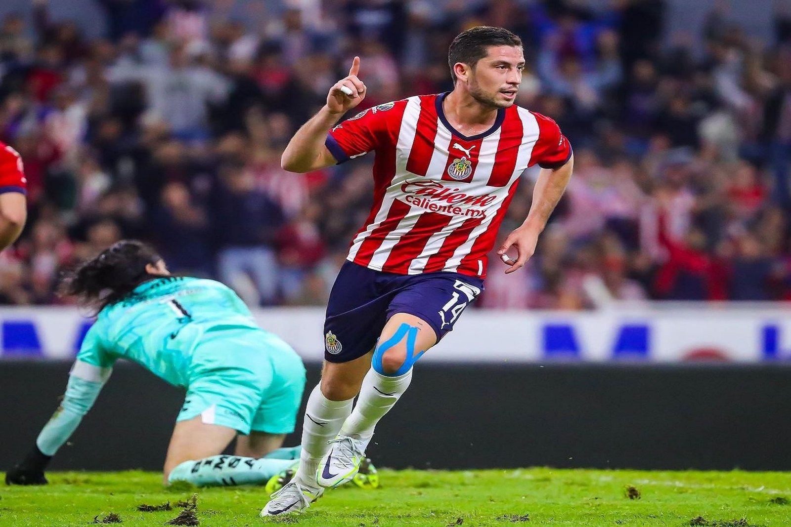 Santiago Ormeño mete tres goles en triunfo de Chivas ante Santos Laguna