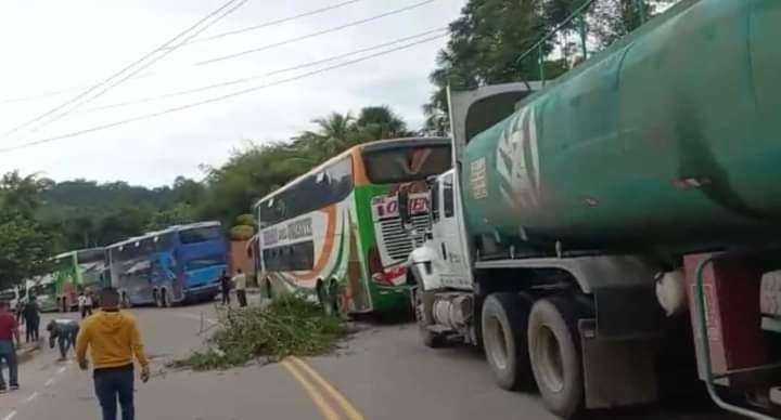 Decenas de vehículos quedaron varados por bloqueo de la carretera Federico Basadre