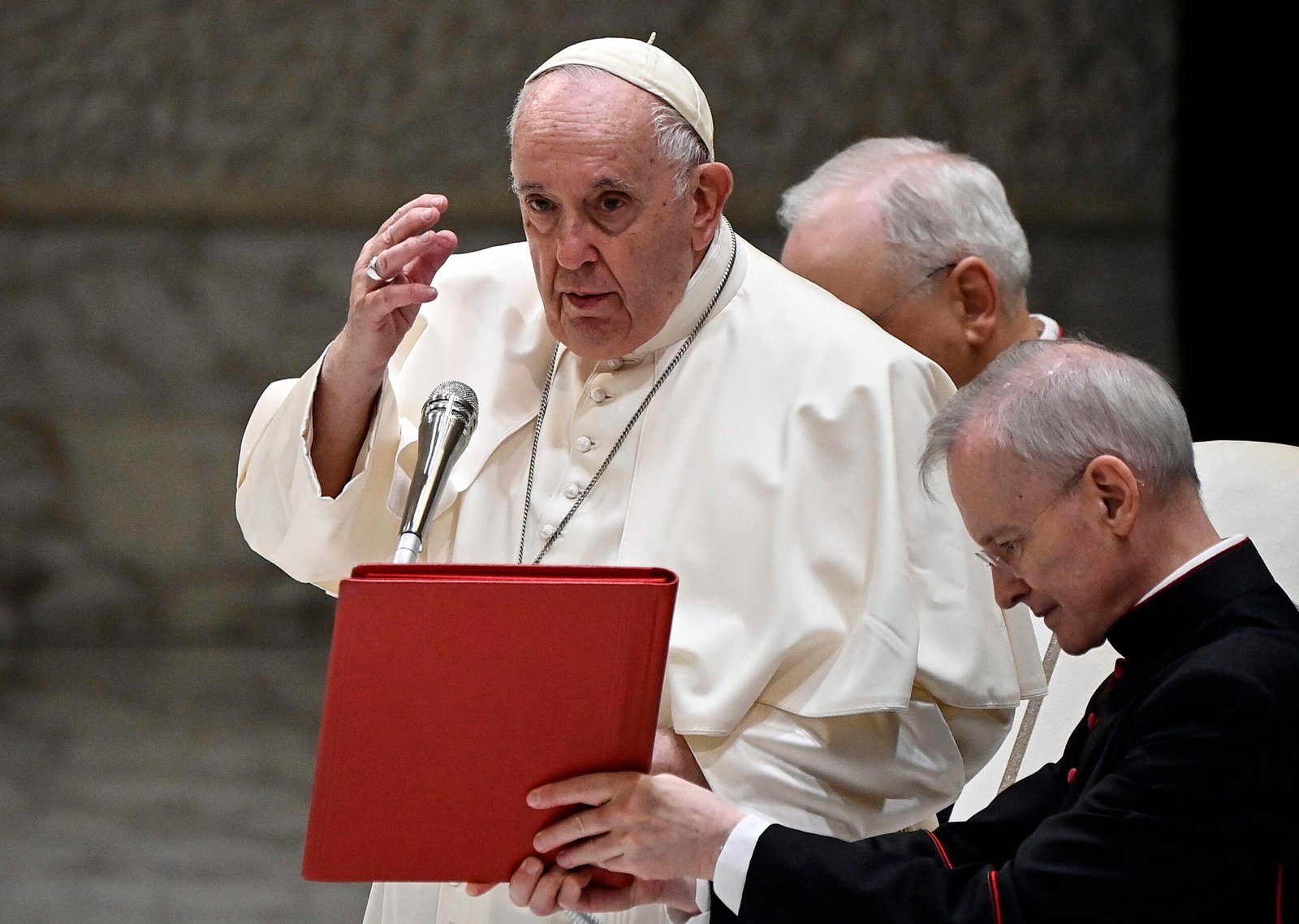 Papa Francisco desea que la paz llegue a Ucrania, mientras su enviado visita Moscú