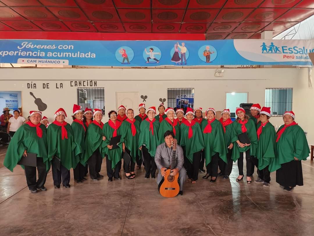 <strong>Adultos mayores de EsSalud Huánuco en festival de villancicos por Navidad</strong>