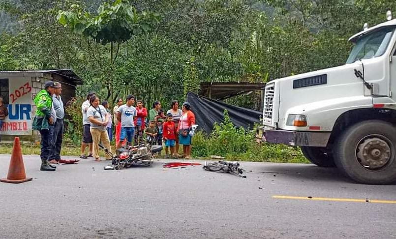 Motociclista queda grave al estrellar su moto contra tráiler en la vía Huánuco a Tingo María