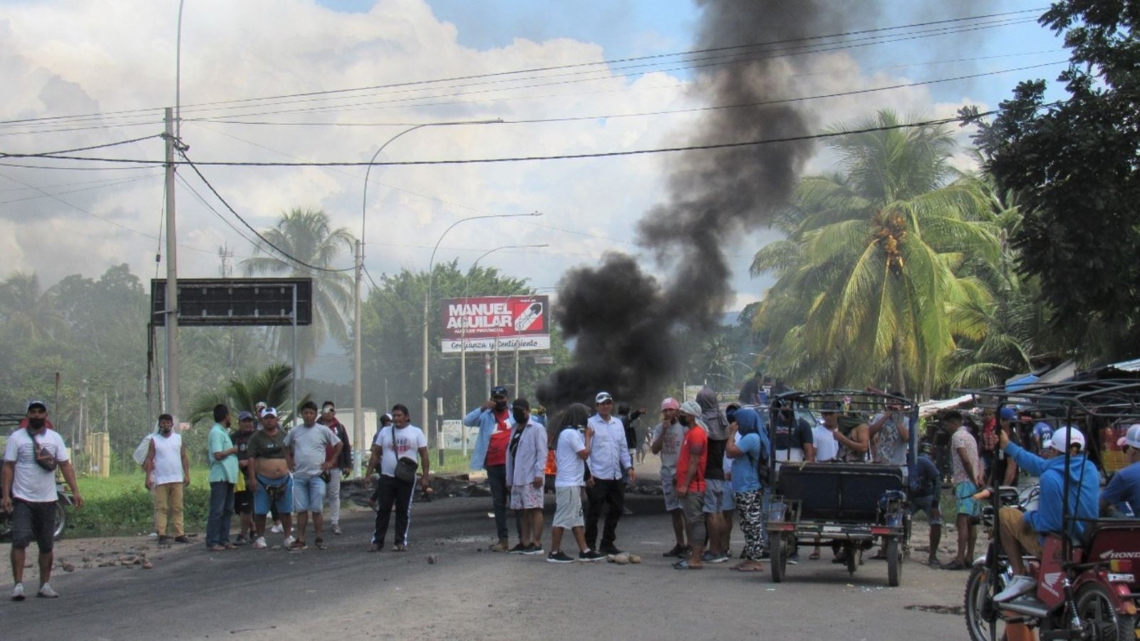 Persisten bloqueos de vías en 106 puntos de doce regiones del país