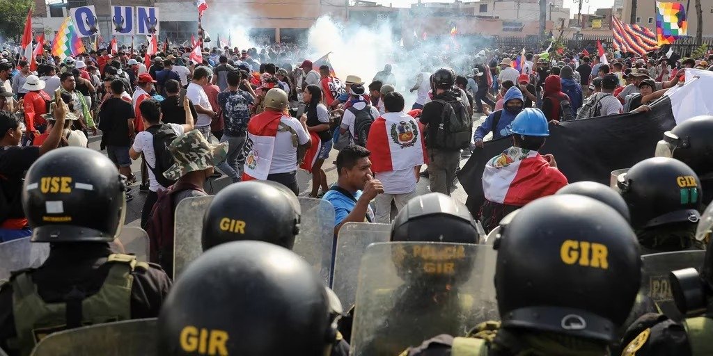 Marcha en Lima contra Dina Boluarte terminó con enfrentamiento entre manifestantes y Policía