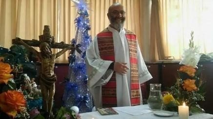 Sancionan a sacerdote argentino que exigió renuncia de Dina Boluarte