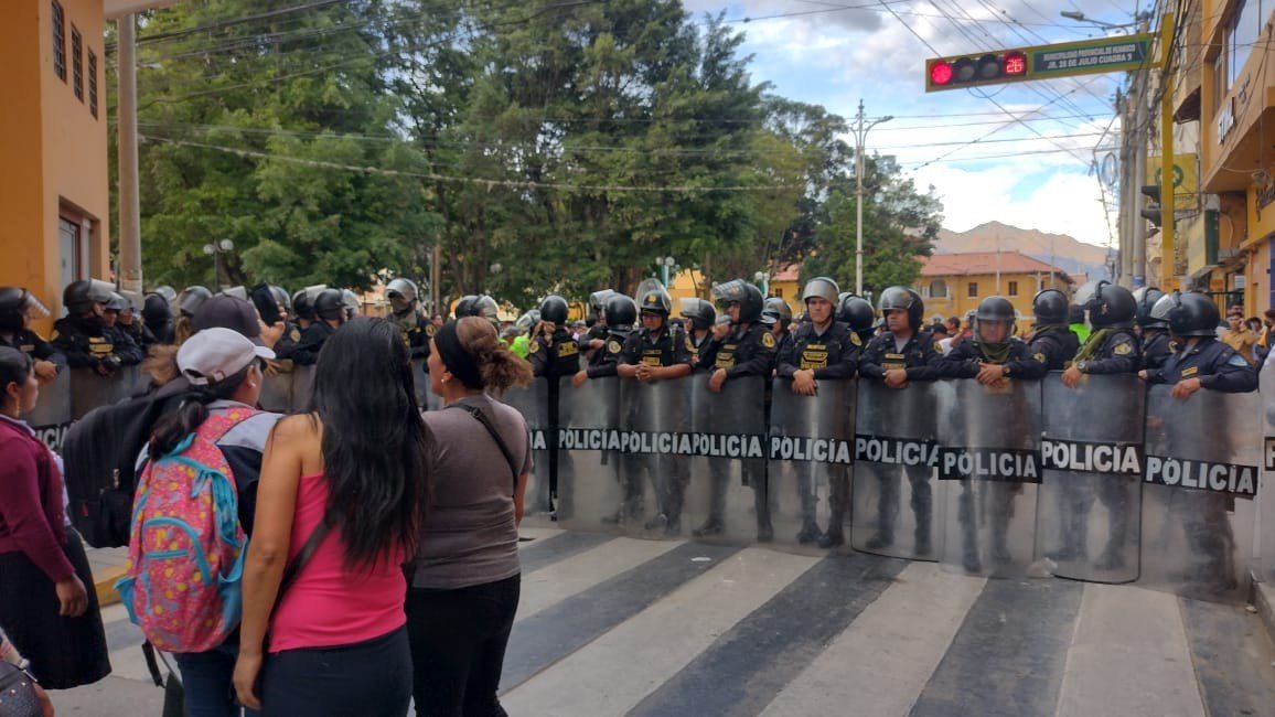 <strong>Con bomba lacrimógena disuaden a manifestantes en la ciudad de Huánuco</strong>