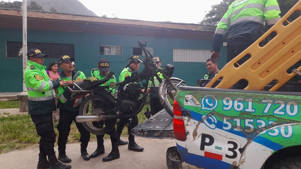 Queman motocicleta de asaltantes en Amarilis