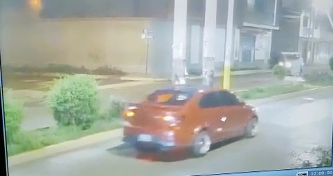 Policía busca imágenes para identificar auto que usaron para secuestrar y violar a joven de 19 años