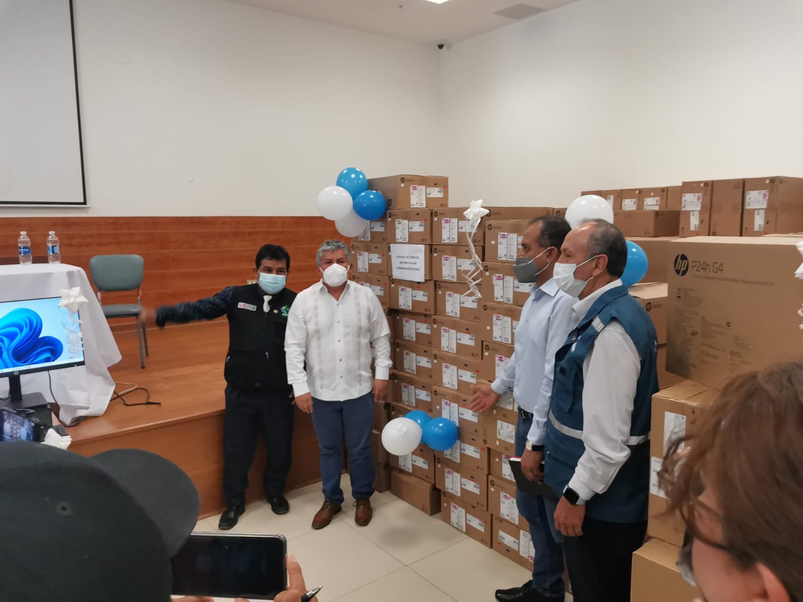 <a><strong>Gobernador regional entregó 259 computadoras al Hospital Regional Hermilio Valdizán</strong></a>