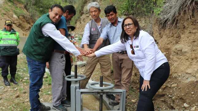 <strong>Ministra Nelly Paredes inauguró canal de riego en Tomay Kichwa</strong>