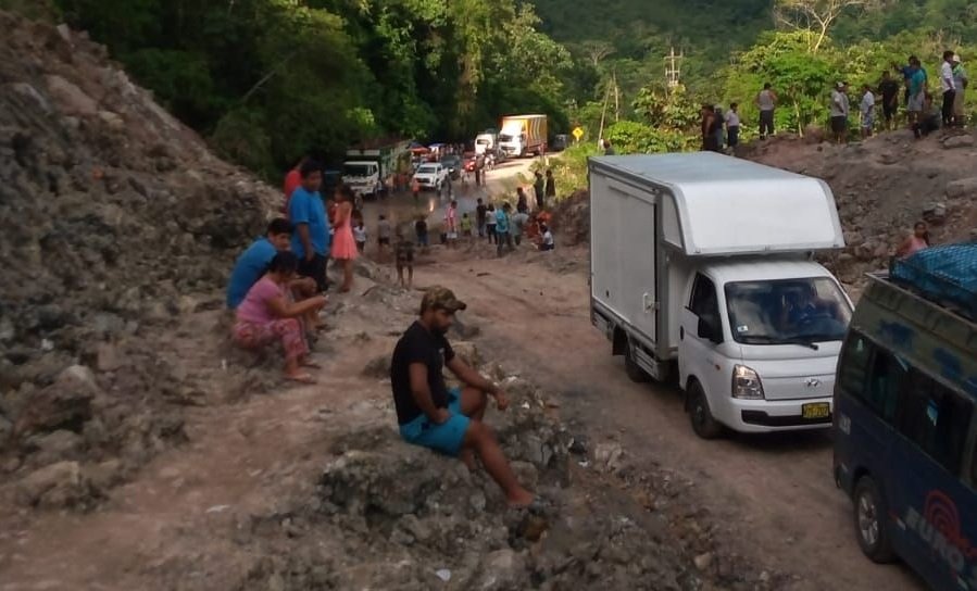 Restablecen tránsito parcial en la carretera  Federico Basadre afectada por huaico