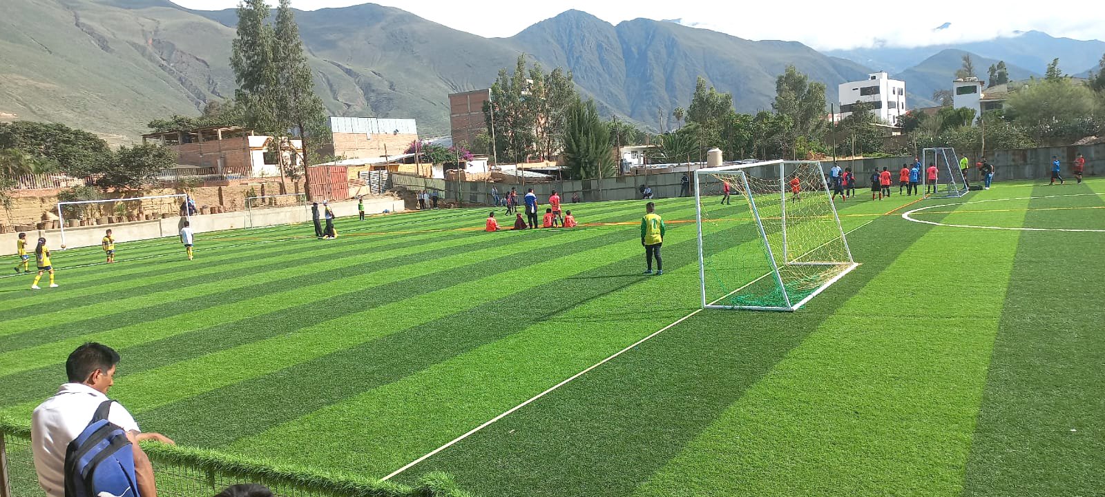 Aperturan campo sintético de fútbol en La Colectora