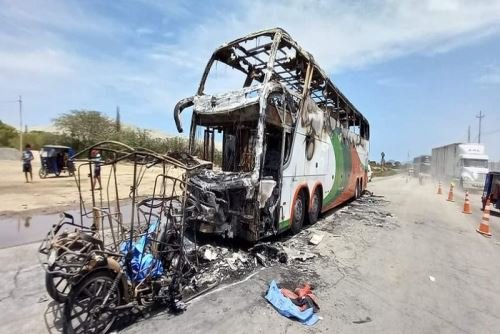 <strong>12 personas murieron calcinadas tras choque de bus y mototaxi en Ancash</strong>