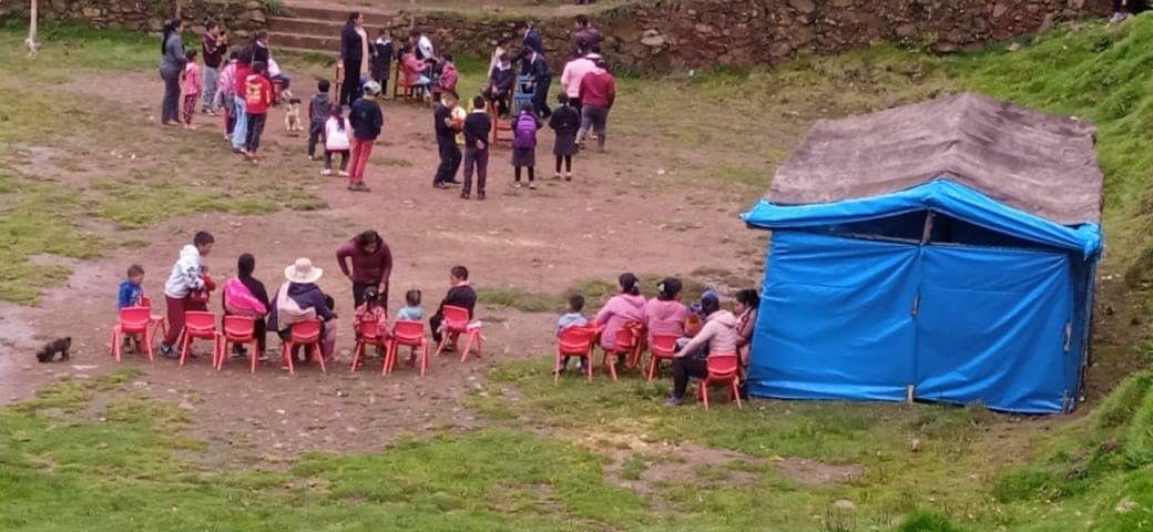 Niños reciben primer día de clases en la intemperie ante falta de aulas en el poblado de Catas