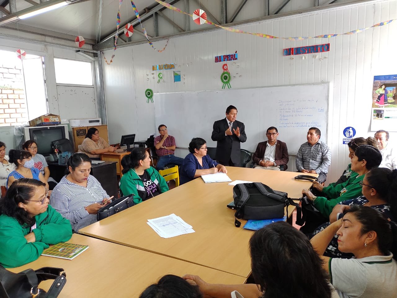 A cinco días del inicio de clases escolares buscan solución para el colegio Juan Velasco Alvarado