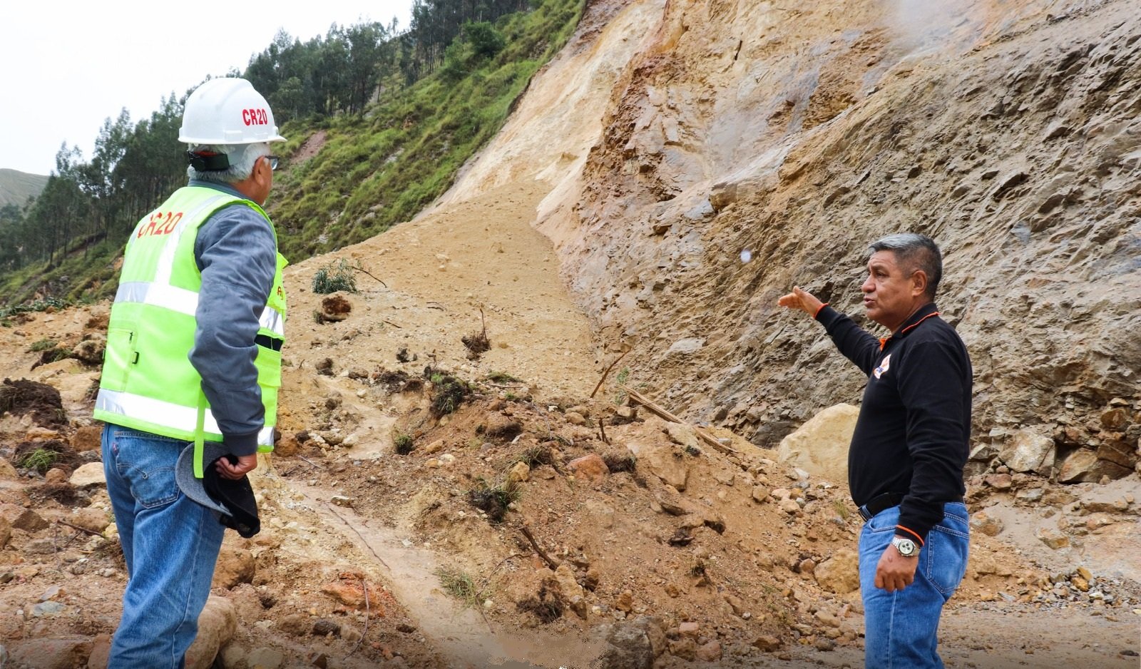 Alcaldes de Dos de Mayo dan plazo de tres días a CR-20 para limpiar vía Huánuco – La Unión bloqueada por derrumbe de un cerro