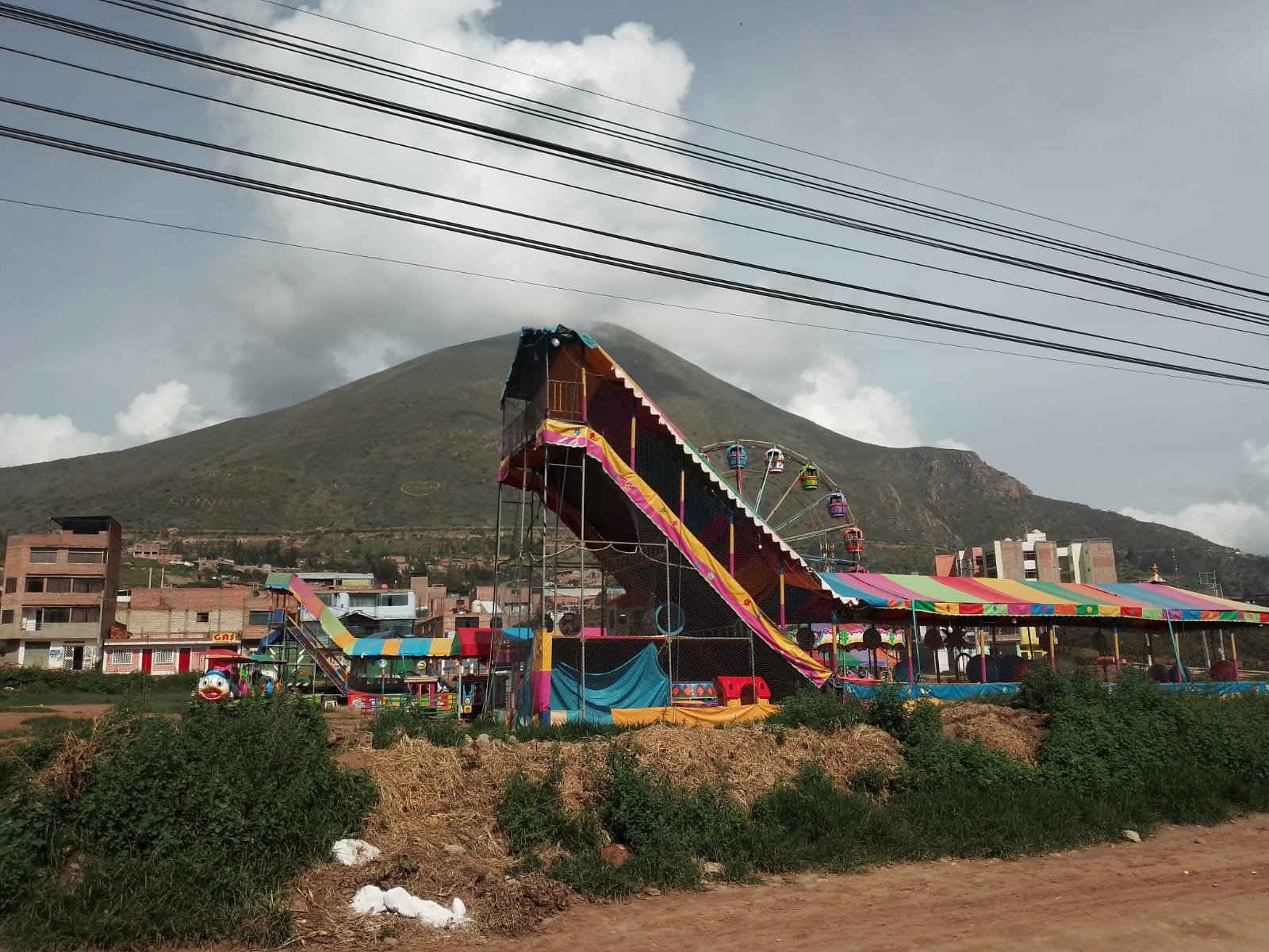 Juegos mecánicos que funcionan en el campo Juan Velasco de Cayhuayna desde hace un año, no tiene autorización municipal