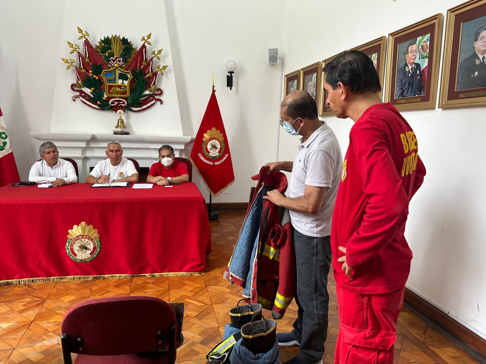 Gobernador regional anuncia compra de EPP para bomberos de Huánuco
