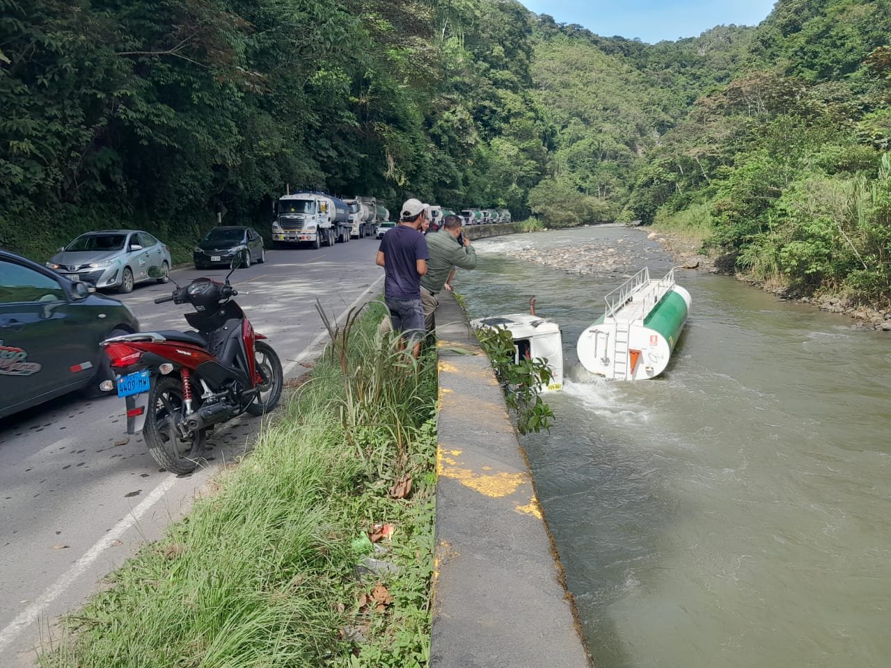 Policía investiga si despiste de cisterna al río Chinchao fue para ocultar hurto de 9500 galones de combustible