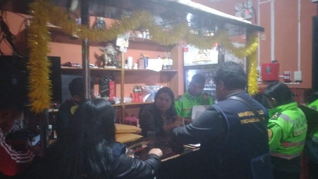 Envían a prisión a dueña de video pub que tenía en su local a una menor (desaparecida), como dama de compañía