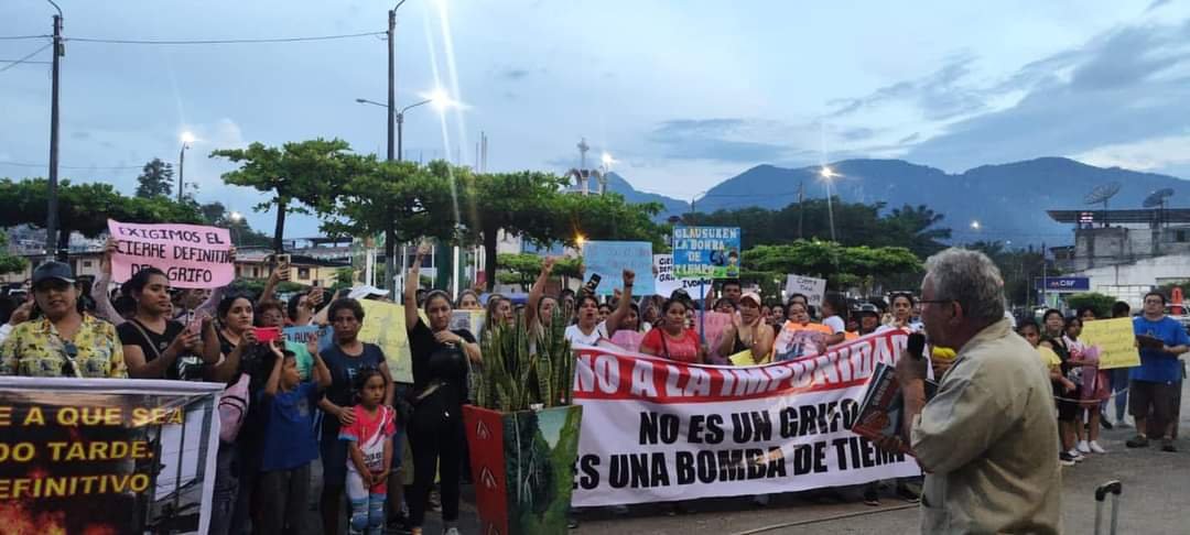 Padres de familia protestan exigiendo cierre de gasocentro cerca de colegio en Tingo María